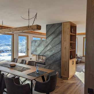 Wohnzimmer mit Kamin in fugenloser Spachteloptik – Referenz Malermeister Sinner